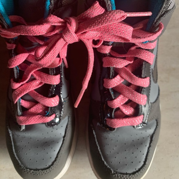 Girl’s 2Y Nike Shoes - Picture 2 of 3